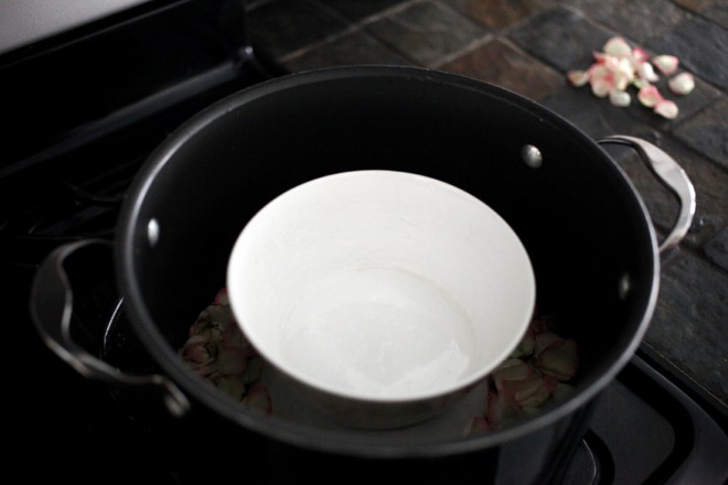 Cách làm này cũng tương tự cách người ta chưng cất nước cánh hoa hồng và những loại thảo mộc khác (Ảnh: Internet)