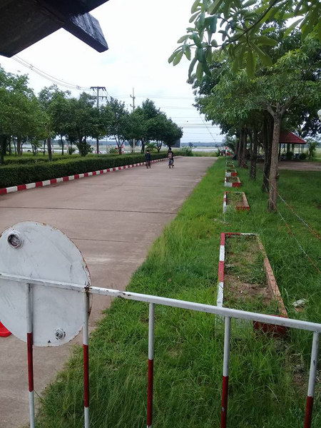 
Bức ảnh hai cậu b&eacute; lủi thủi đạp xe quay trở về của l&iacute;nh canh Apichai khiến cộng đồng x&uacute;c động.
