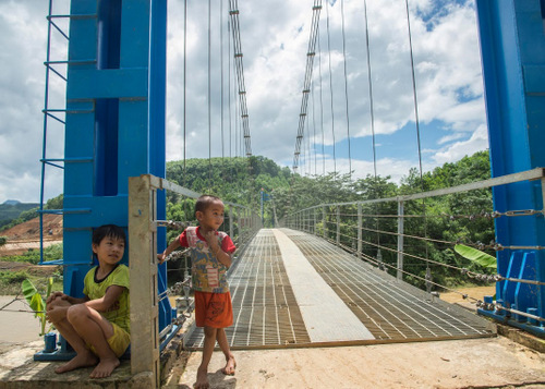 Kể từ khi có cầu treo, trẻ em ở thôn Khe Gai không còn phải bỏ học ngày mưa. Ảnh: Nguyễn Bình.