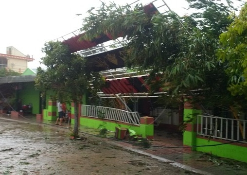 Hàng quán, nhà cửa bị hư hỏng sau khi bão Sơn Ca càn quét qua. Ảnh: CTV