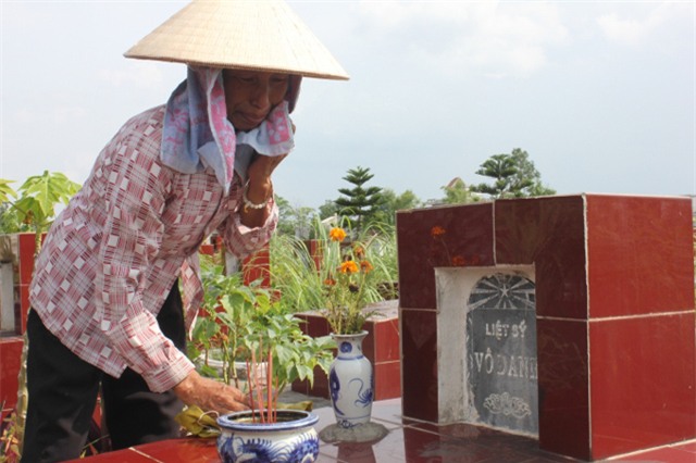 Bà Nguyễn Thị Nghĩa vẫn mong mỏi sẽ tìm được phần mộ của chồng trước ngày bà mắt mắt xuôi tay.