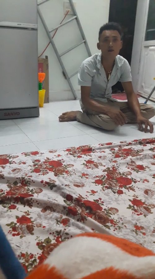 S. năn nỉ con gái lại để bế.