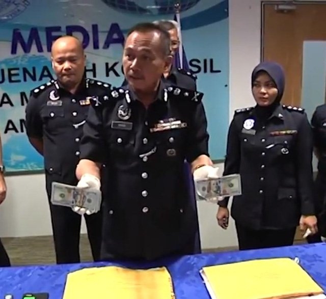 
Cục trưởng Mohd Sakri trong buổi họp b&aacute;o.
