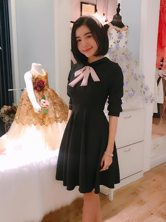 Kiểu tóc ngắn của Elly Trần dễ thương, trẻ trung là thế nhưng vẫn có thể biến hóa đa dạng khi thì tươi tắn trẻ hơn hẳn so với tuổi...