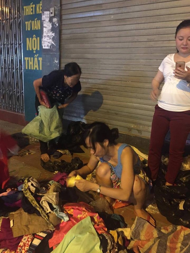 Quần &aacute;o được b&agrave; ch&ocirc;m về b&agrave;y b&aacute;n tr&agrave;n lan tr&ecirc;n vỉa h&egrave;.