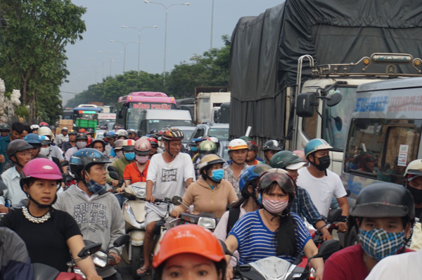 Giao th&ocirc;ng tr&ecirc;n quốc lộ 22 &ugrave;n tắc k&eacute;o d&agrave;i