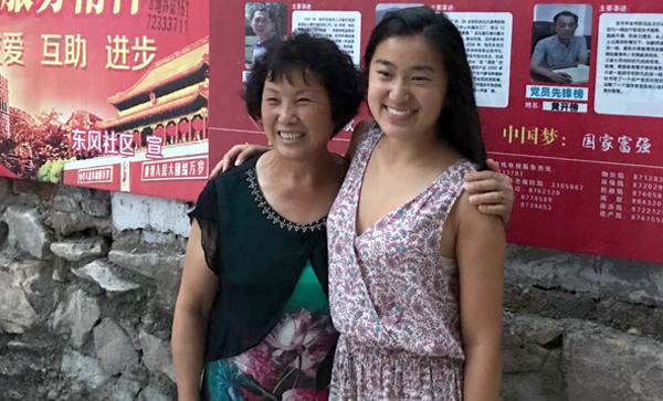 
Lần trở về Trung Quốc tìm bố mẹ đẻ, Lily gặp lại Ji Zhenzhu, người đầu tiên phát hiện ra cô bé bị bỏ rơi năm nào. Ảnh: SCMP.
