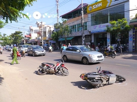 Xe m&aacute;y nằm la liệt sau vụ tai nạn. Ảnh: D.T