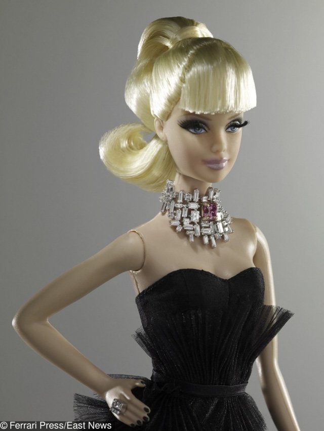 Đây là một trong những con búp bê Barbie đắt giá nhất thế giới được bán ở cuộc đấu giá tại Sydney năm 2010. Búp bê có vòng cổ nạm viên kim cương hồng xung quanh những viên đá trắng. Toàn bộ lợi nhuận thu được từ việc bán búp bê được gửi tới Quỹ dành cho bệnh nhân mắc ung thư vú.