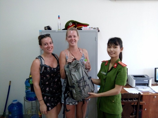 
C&ocirc;ng an Hội An trao trả t&agrave;i sản cho du kh&aacute;ch Ảnh: C&ocirc;ng an cung cấp
