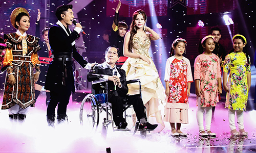 Cha Lương Bằng Quang ngồi xe lăn xuất hiện trên sân khấu.