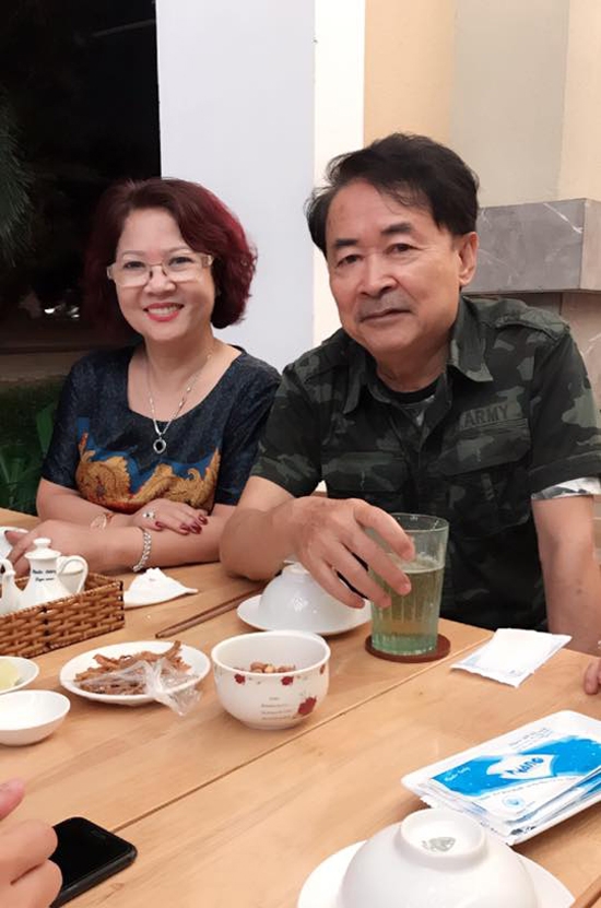 Bố chồng Hải Băng là nghệ sĩ Hai Nhất, gương mặt quen thuộc với khán giả qua nhiều vai diễn phản diện trong Biệt động Sài Gòn, Người không mang họ, Không chùn bước... Hiện tại, nghệ sĩ Hai Nhất tạm rời xa nghệ thuật để chuyên tâm kinh doanh.