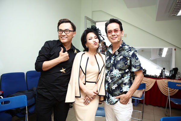 Nghệ sĩ Việt Hương (giữa) đắt show ngồi ghế n&oacute;ng. Chị chia sẻ, c&aacute;t- s&ecirc; cho vai diễn đầu ti&ecirc;n l&agrave; 15 ng&agrave;n đồng.
