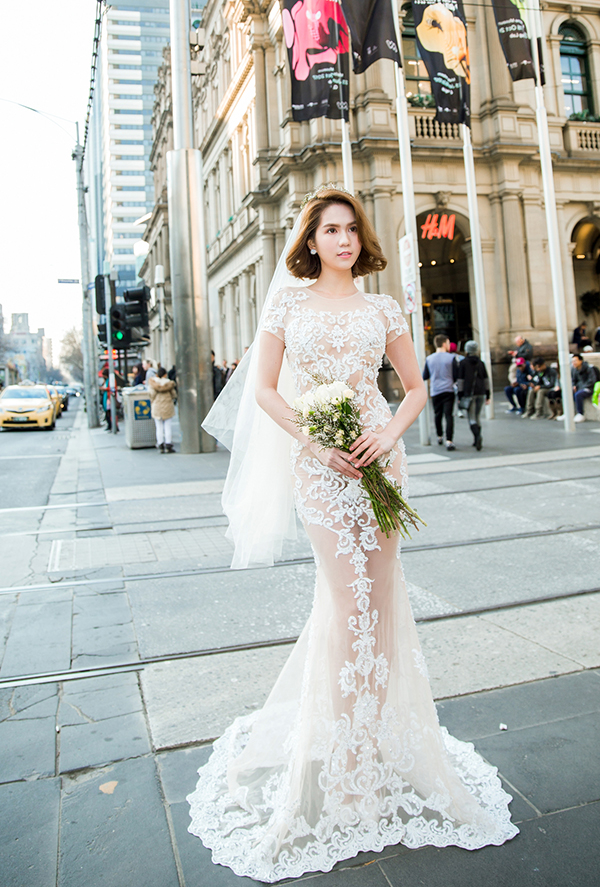 Ngọc Trinh diện những bộ váy cưới tông trắng giữa những góc phố hiện đại. Cô hoá thân thành cô dâu với vẻ ngoài tươi tắn, tràn đầy sức sống.