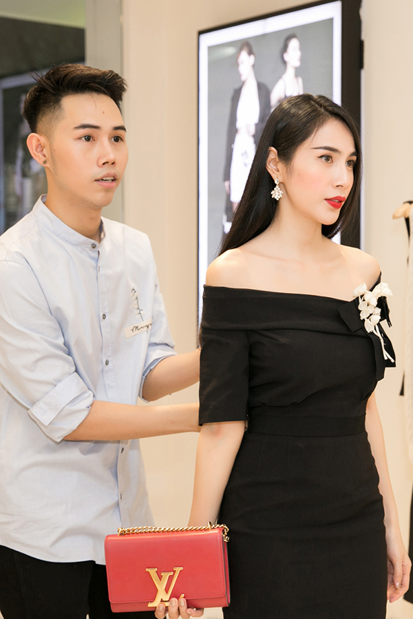 Trong buổi tiệc nhỏ, Lâm Gia Khang còn tư vấn cho Thuỷ Tiên những mẫu váy mới nhất của mình dành cho mùa thu đông năm nay.