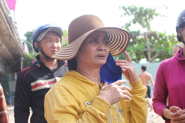 Mẹ nạn nhân - bà Nguyễn Thị Hồng Vân (49 tuổi) bàng hoàng gào khóc sau vụ việc con trai bất ngờ chết chưa rõ nguyên nhân.