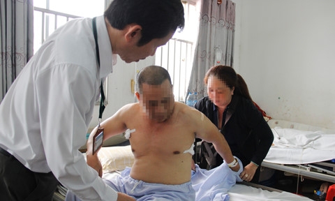 BS Trần Văn Khanh, Giám đốc BV quận 2 thăm khám cho bệnh nhân.