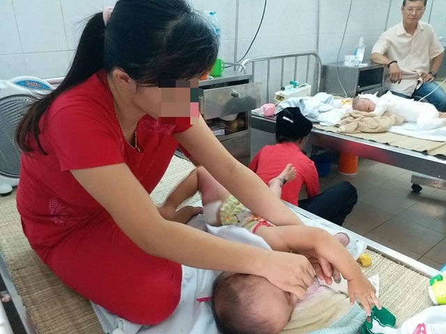 Em b&eacute; bị bỏng do mẹ cắm ấm si&ecirc;u tốc ở ngay tầm với của con.