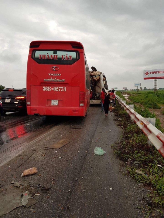Chiếc xe BKS Thanh H&oacute;a t&ocirc;ng v&agrave;o xe kh&aacute;ch đi c&ugrave;ng chiều