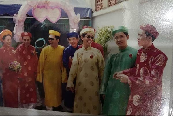 Hình ảnh được chụp trong đám cưới một người bạn thân của cả hai.