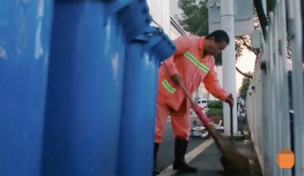 
D&ugrave; l&agrave;m c&ocirc;ng việc qu&eacute;t dọn đường phố nhưng Hou rất th&iacute;ch thể thao.
