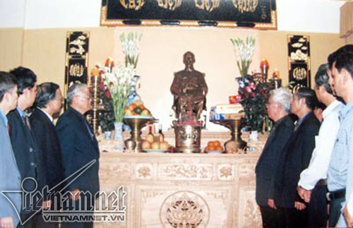 
Lãnh đạo Ban Bảo vệ chính trị nội bộ trung ương thắp hương tại nhà thờ Bác Hồ. Ảnh tư liệu do ông Hoàn cung cấp
