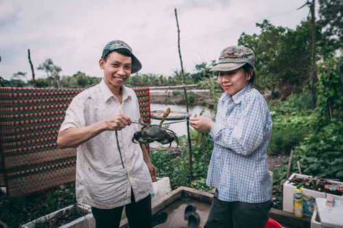 Đôi uyên ương thường nói với nhau về tương lai lúc về già râu tóc bạc phơ, ngồi bên ao câu cá, kể cho con cháu nghe về tuổi thanh xuân yêu xa của họ.