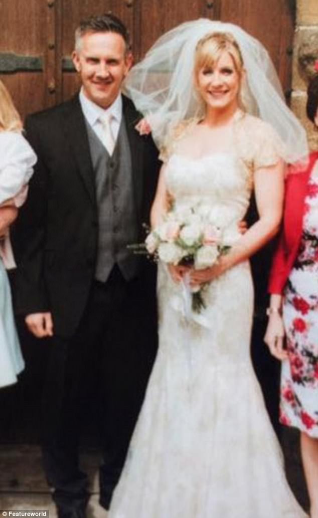 
Ảnh chụp đ&aacute;m cưới của Gemma v&agrave; Ian.
