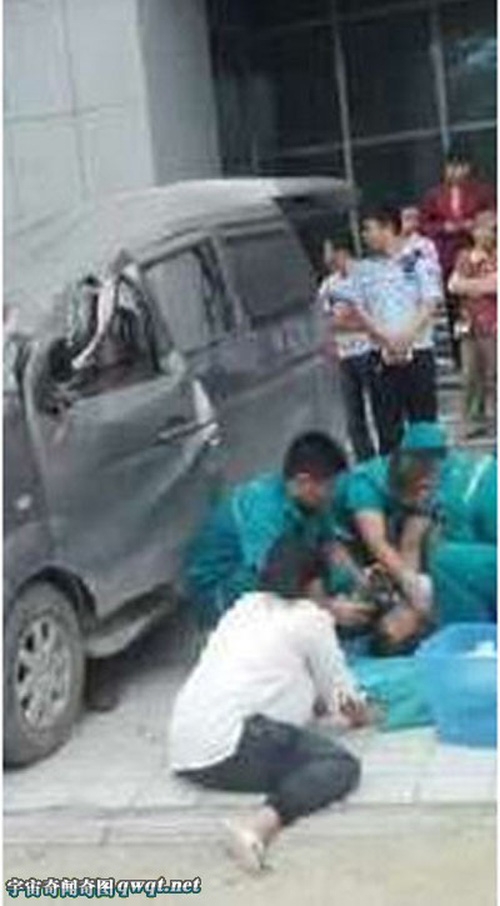 Nạn nhân được đưa ra khỏi xe ô tô.