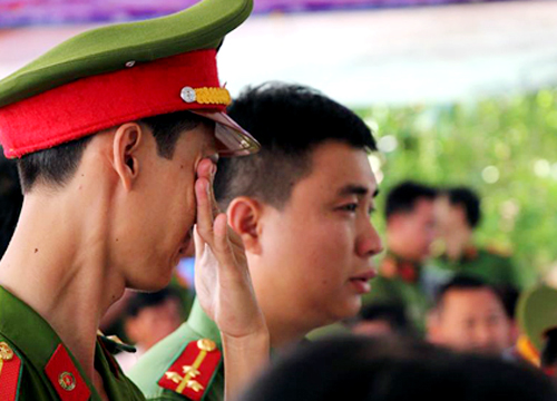 Đồng đội thương tiếc thượng úy Long. Ảnh: Duy Trần.