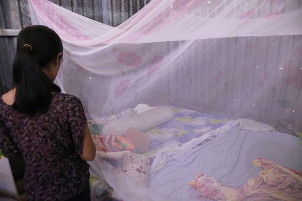 Chị L. chỉ vị trí bị đối tượng kề dao bắt quan hệ.