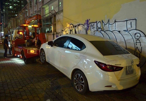 Một &ocirc;t&ocirc; kh&ocirc;ng t&agrave;i xế bị cẩu đi. Ảnh: Duy Trần.