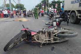 Người d&acirc;n tập trung theo d&otilde;i vụ tai nạn. Ảnh: Th&aacute;i Linh.