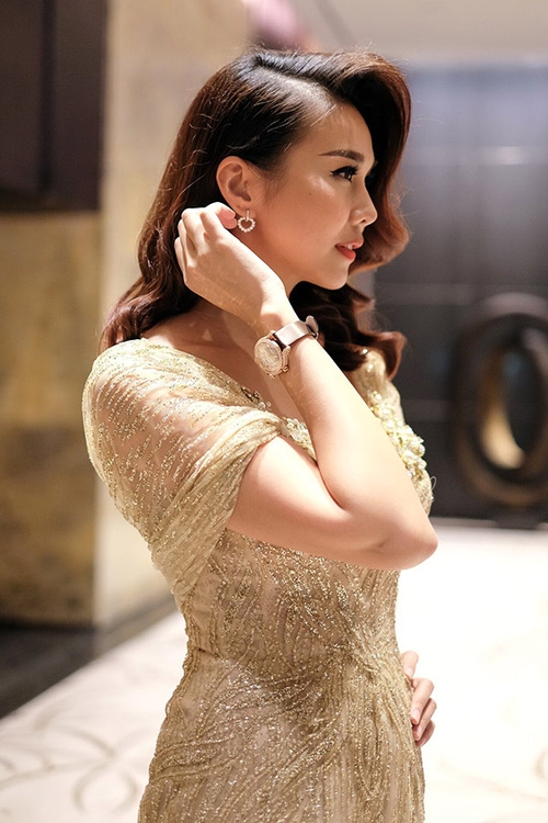 
Thanh Hằng mang bộ trang sức gồm hoa tai, đồng hồ có giá trị 2 tỷ đồng tại một sự kiện vào cuối năm 2016.
