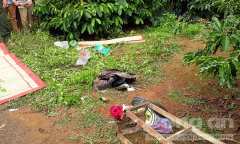 
Những vật dụng được để tr&ecirc;n th&agrave;nh giếng (Ảnh: C&ocirc;ng an TPHCM)
