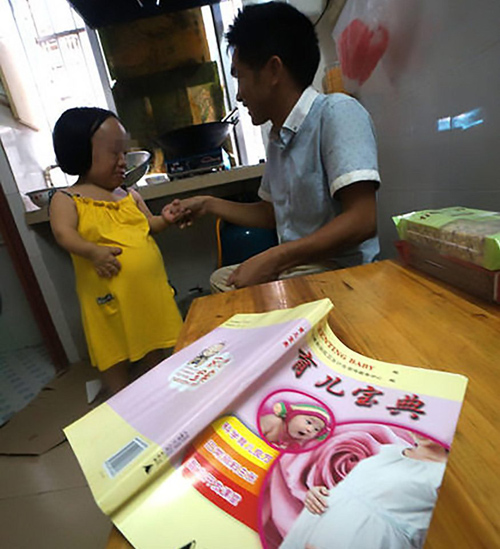 
Wei v&agrave; chồng đều chịu kh&oacute; đọc s&aacute;ch d&agrave;nh cho phụ nữ mang thai v&agrave; sinh con.
