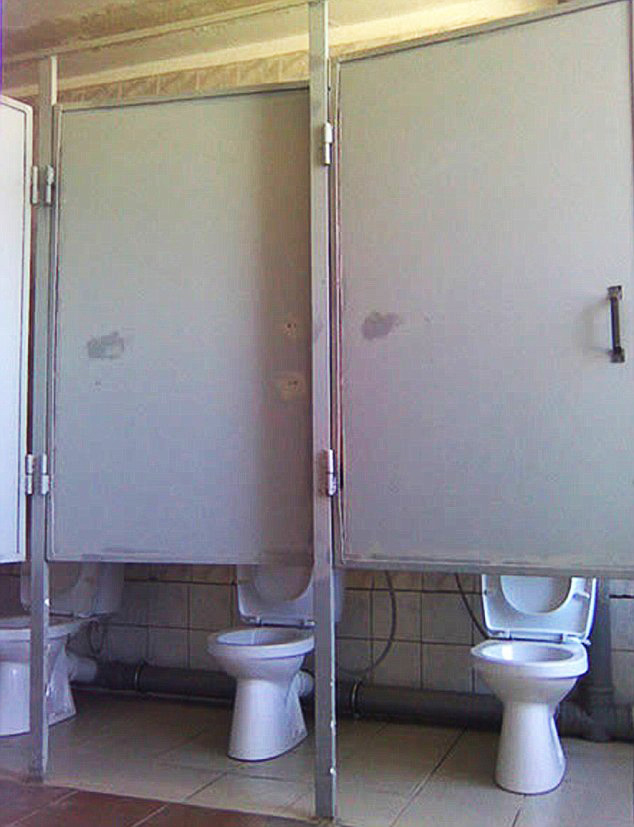 Nếu thời trang có thiết kế thiếu vải, thì nhà vệ sinh cũng không chịu kém cạnh với thiết kế thiếu cửa!