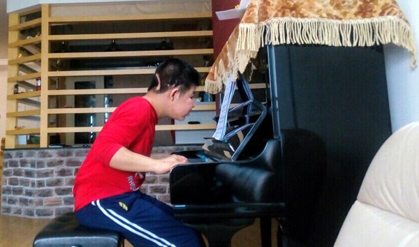 
Con trai diễn viên Quốc Tuấn chơi piano say mê. Ảnh: NVCC

