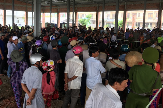 
Đ&ocirc;ng nghịt người d&acirc;n đến theo d&otilde;i phi&ecirc;n t&ograve;a. Ảnh: L&ecirc; Kh&aacute;nh
