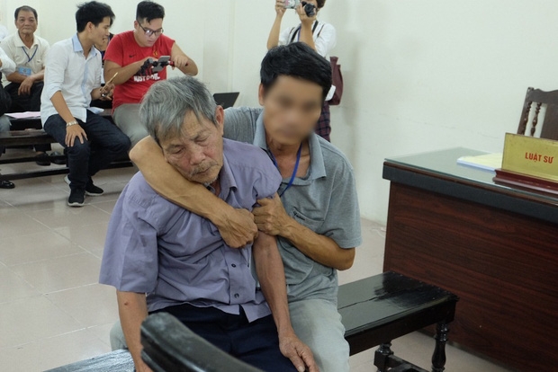 Trong suốt quá trình xử án, bị cáo Vĩnh tỏ ra kiệt sức, được con trai ngồi bên cạnh dìu.