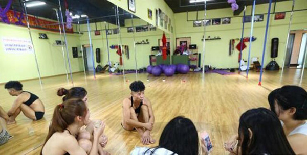 
Sau giờ tập, Trương Tế Đạt lại tụ tập, trao đổi về kỹ thuật múa với các học viên bằng một phần ba tuổi mình.
