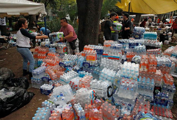 Các tổ chức từ thiện, tiếp tế nước cho các nạn nhân động đất.