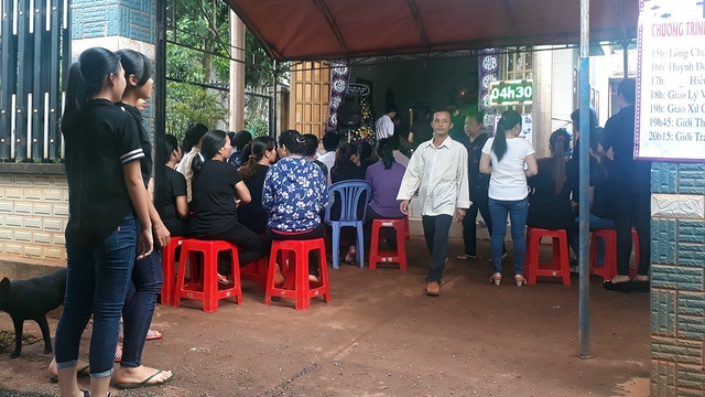 Bạn b&egrave;, người th&acirc;n vẫn chưa hết bang ho&agrave;ng về c&aacute;i chết của Uy&ecirc;n - Ảnh: XU&Acirc;N AN