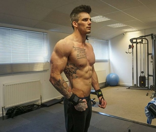 Th&acirc;n h&igrave;nh hiện tại của Tilley, &ocirc;ng chủ ph&ograve;ng gym. Ảnh: James Tilley.