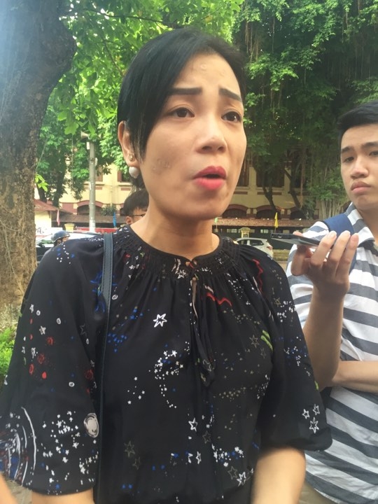 Cô Nguyễn Hồng Nhung chia sẻ với báo chí sau khi kết thúc cuộc họp với lãnh đạo trường hôm 13/9. Ảnh: Tùng Long.