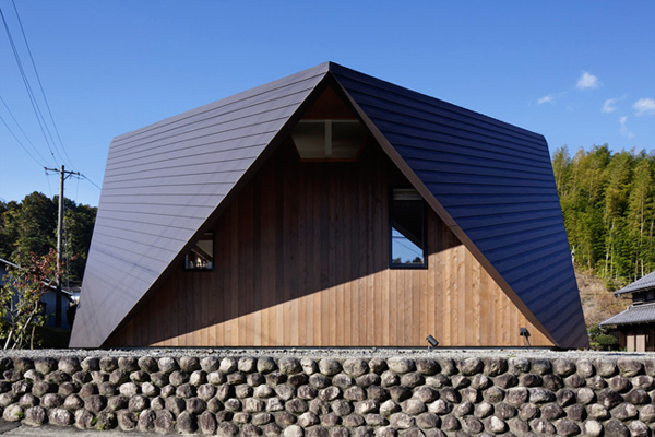 Lấy cảm hứng từ nghệ thuật nổi tiếng Nhật Bản Origami, căn nhà có vẻ ngoài vô cùng độc đáo với mái nhà được “gấp” như gấp giấy,...