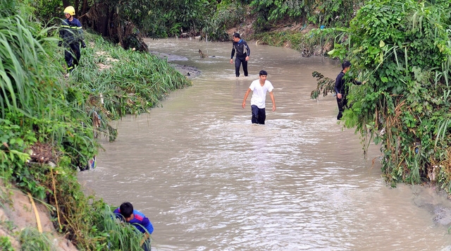 Lực lượng PCCC Đồng Nai tổ chức tìm kiếm bé Trường dọc suối Ông Hường - Ảnh: A LỘC