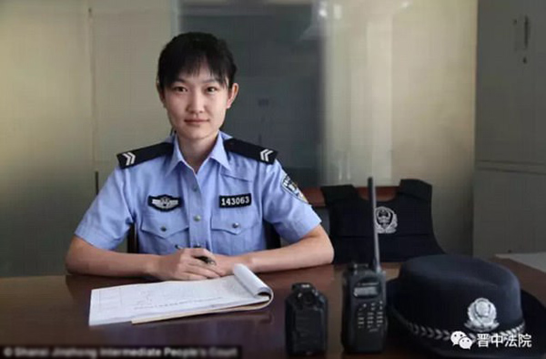 Ch&acirc;n dung của nữ cảnh s&aacute;t c&oacute; tấm l&ograve;ng l&agrave;m lay động h&agrave;ng triệu tr&aacute;i tim.