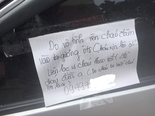 Sau khi làm vỡ gương ôtô của người khác, cậu bé Nguyễn Thế Tùng đã nhận lỗi và viết lại số điện thoại của mình để chủ nhân liên lạc. Ảnh: NVCC.