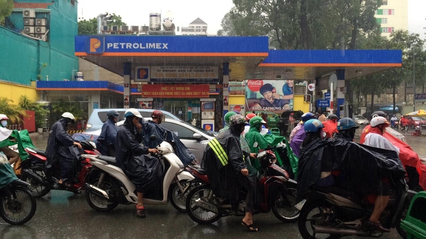 Mưa bất ngờ khiến nhiều người d&acirc;n kh&ocirc;ng kịp chuẩn bị
